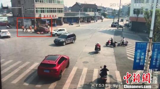 众人救援现场。嘉善交警供图