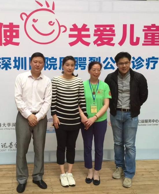 (吴伟与霍启刚、郭晶晶夫妇在深圳微笑活动中)