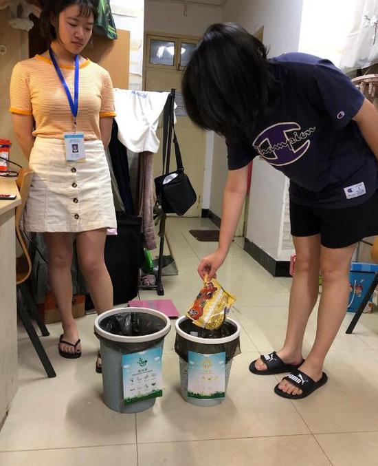 寝室实施垃圾分类,学生坦言“胆战心惊”