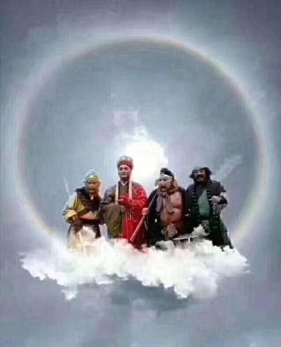 有时还会出现很多彩色或白色的光点和光弧,这些光环、光点和光弧统称为冰晕。