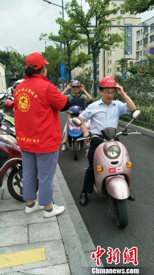 志愿者在做文明劝导 受访者提供