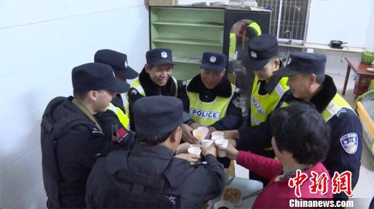除夕夜,吕月华和队员们一起吃一顿简单的年夜饭 公安提供