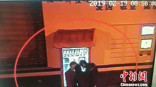 趁着夜色,三人又顺利偷盗两辆电动车 奚金燕 摄