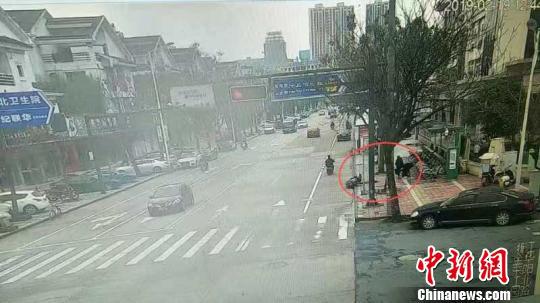 三人夜盗?#30423;?#20572;派出所对面 奚金燕 摄
