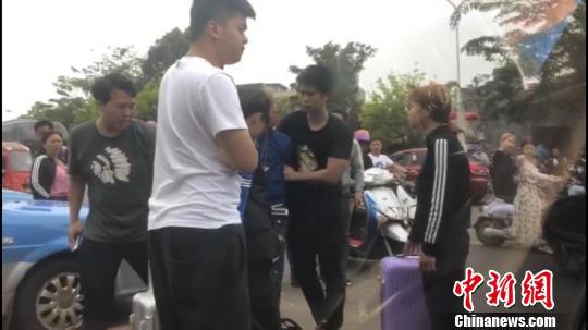 图为:丁少鹏和同事逮捕犯罪嫌疑人归案。 天台公安供图 摄