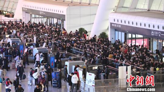 图为杭州东站。 张煜欢 摄