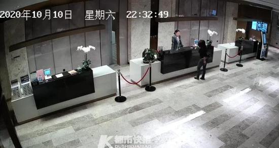 杭女子一斤杨梅酒下肚后大闹酒店 对着电梯门拳打脚踢