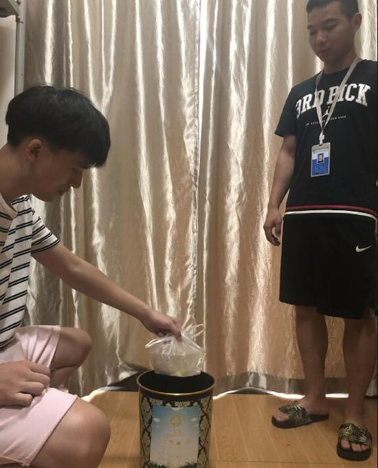 为推广垃圾分类撰写方案,计划给寝室发“特制”垃圾袋