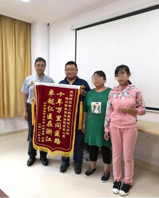 2018年9月手术后,刘宗磊一家和潘文胜教授合影。