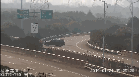 15时26分左右,越野车逆着车流,拐上杭州方向主线。
