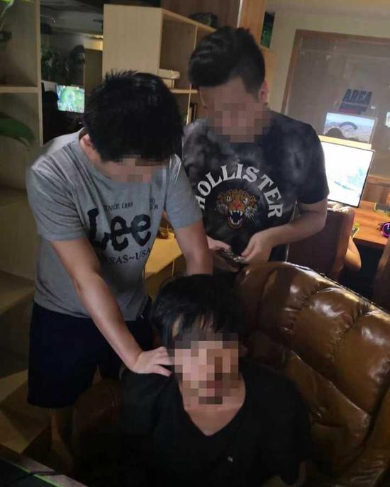 外卖小哥偷外卖被抓一起 JH7n-hhzsnea1781167.jpg