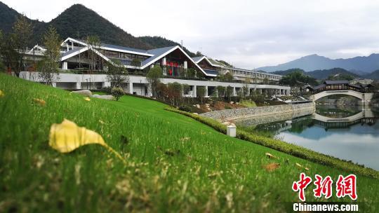 杭黄高铁千岛湖站绿化与当地景观融为一体。 唐泽雨/摄