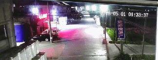 可是两人在砸另一辆车时,警报响个不停,两人仓皇逃离。