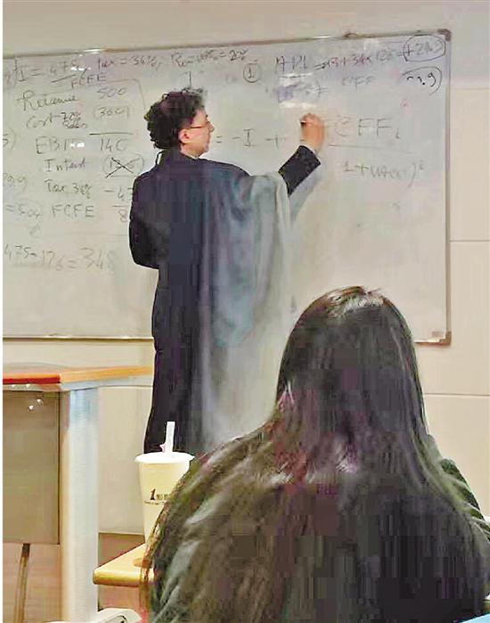 他上课时喜欢披条丝巾,这成为宁波诺丁汉大学一景。