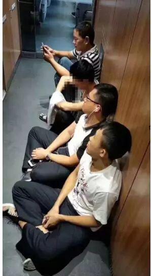 刑警周扬为何坐在火车过道里?
