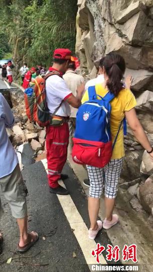 游客有序通过塌方地带 游客提供