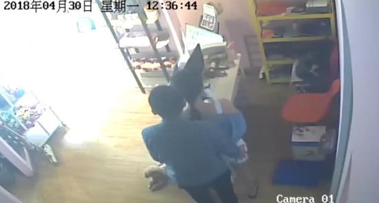 第一次遇到这种事情的小董一时不知道该怎么办。