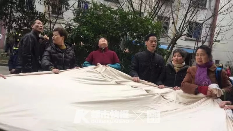 这些上前帮忙的人,多是小区里的邻里街坊。