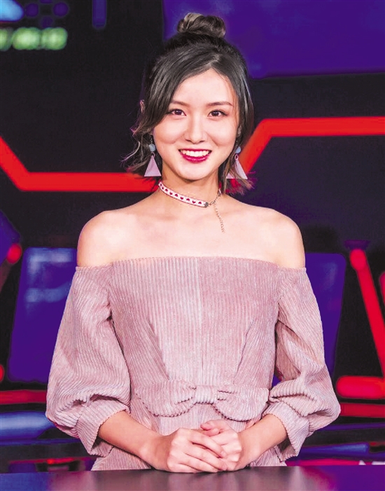 浙江传媒学院播音主持专业大二学生Rein在解说比赛。