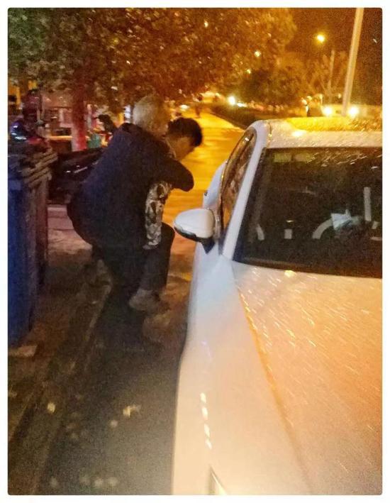图为:外卖小哥背残疾老人过马路 三门县委宣传部供图