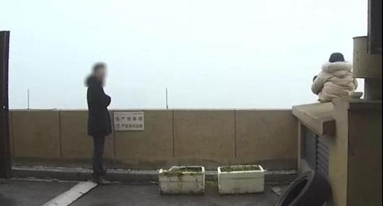 另一边的民警陈佳峰,闻言从口袋中掏出一根烟,打算给女孩递上。