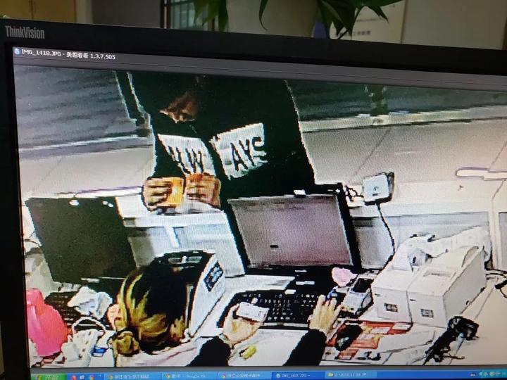 嫌犯在线下实体店进行消费