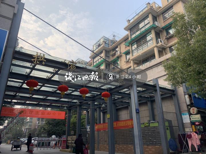 谁知刚进小区,没走两步,就被保安叫住了,“哎,你是要找谁,要去哪里的?”