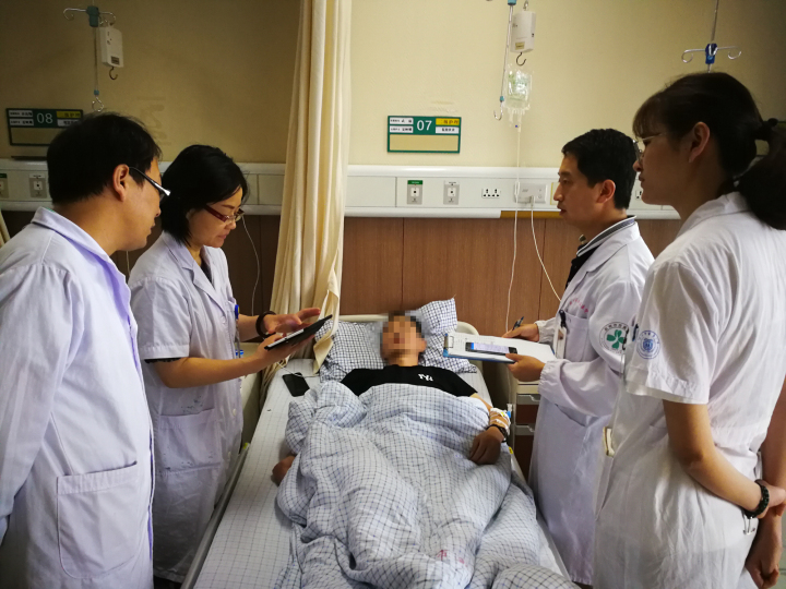 傅晓晴主任(左二)和武瑞医生(右二)正在查房 医院供图