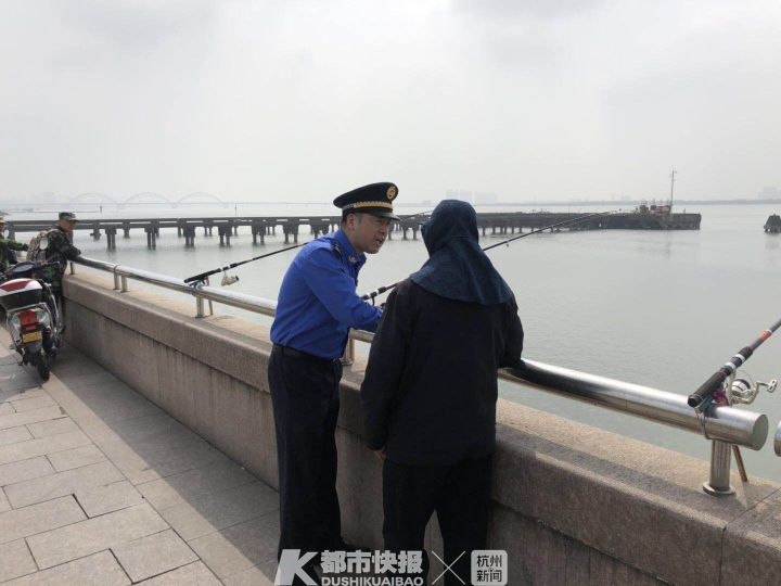 江干城管劝导钓鱼者