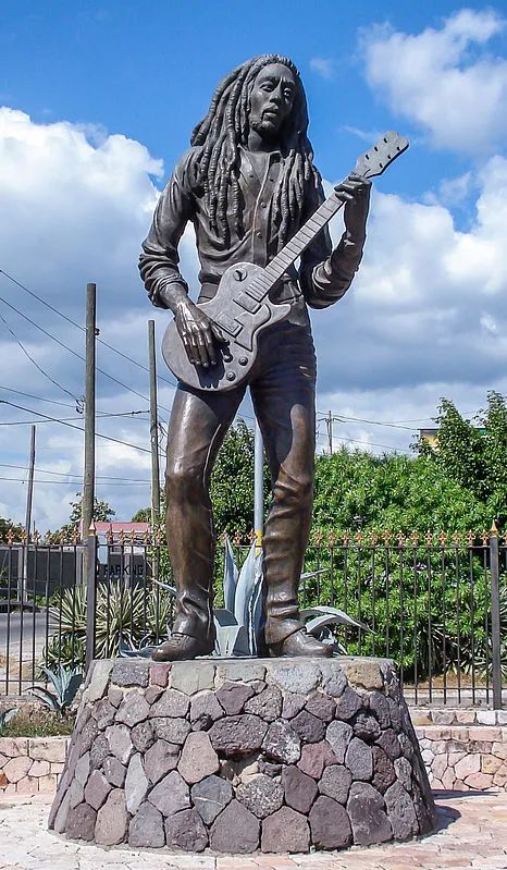 牙买加金斯顿街头的鲍勃· 马雷塑像