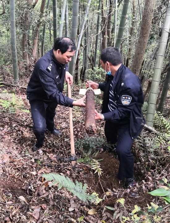 警方处置人工降雨弹。 王吉波 摄