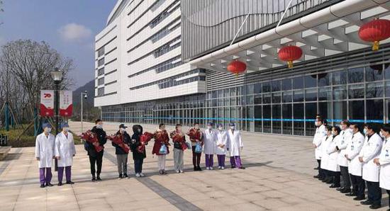 2月5日,李大姐等浙大一院之江院区首批新冠肺炎患者出院。