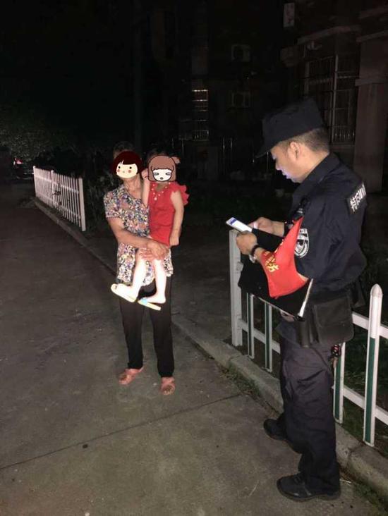 蜀黍通过小女孩衣着判断小女孩应该离家不久,住址应该在附近。