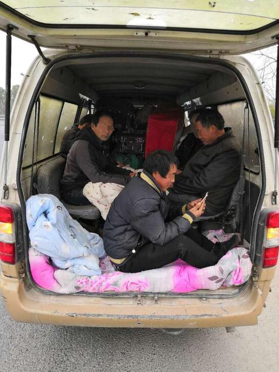 该车核载9人,实际载客11人,超员2人,超员20%以上。