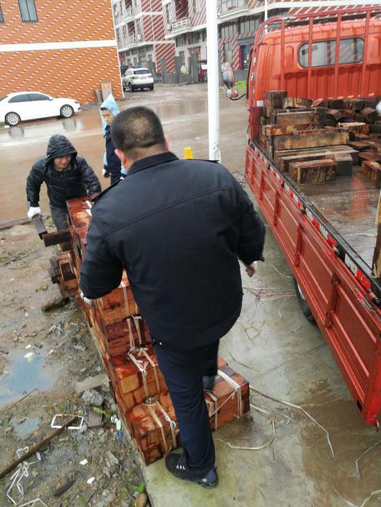 队伍一路敲锣打鼓来到画水派出所 奚金燕 摄