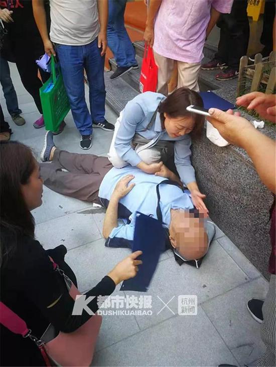 杭州80多岁大伯西湖边晕倒 路过的河南医生做急救