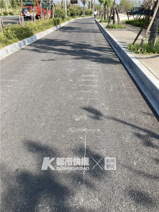 电动车倒地后的划痕