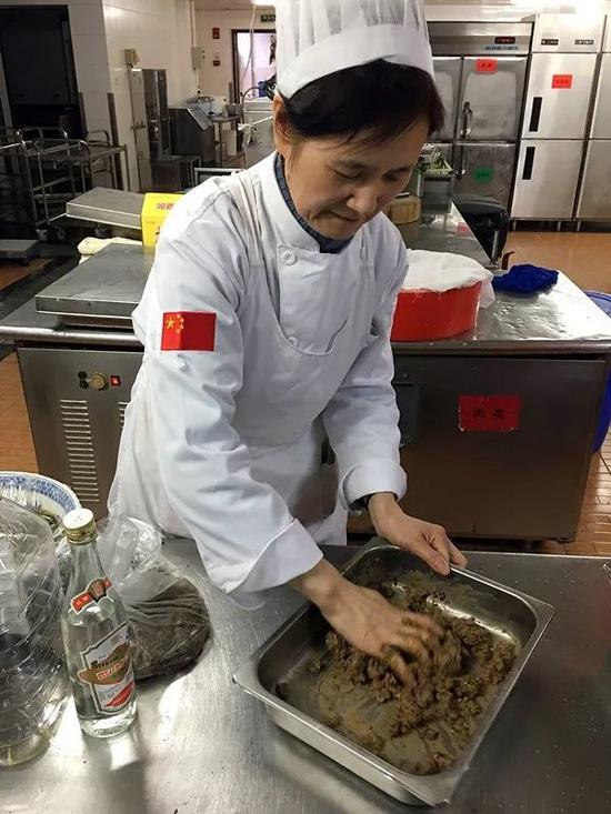 楼兰花在拌酒糟