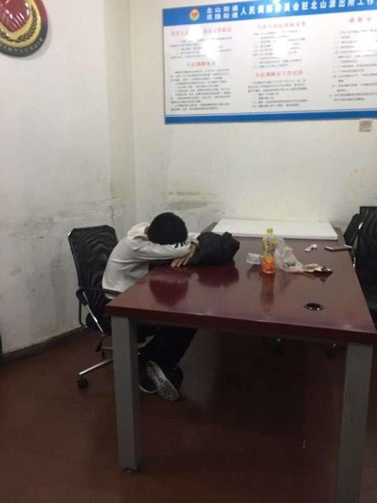 民警巧言相劝,打开孩子心结
