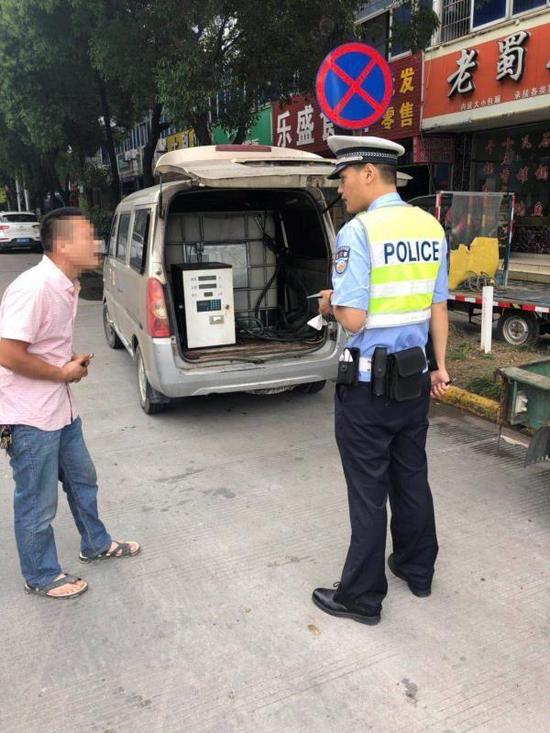 随即,交警依法查扣改装车,郑某因非法改装罚款500元。