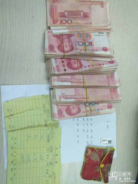 袋子里的现金和入库单。