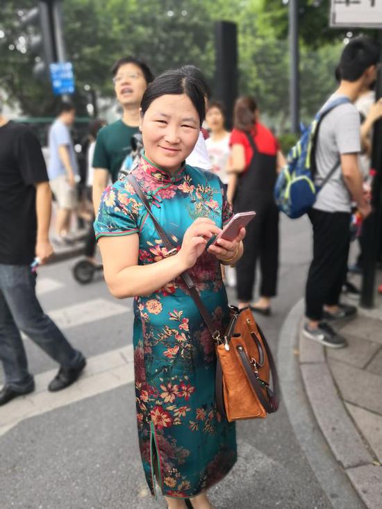 学军中学门口送考的,美美的旗袍妈妈。