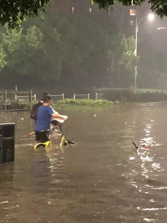 杭州暴雨袭城 有姑娘倒在积水里有小区电梯漏水停运