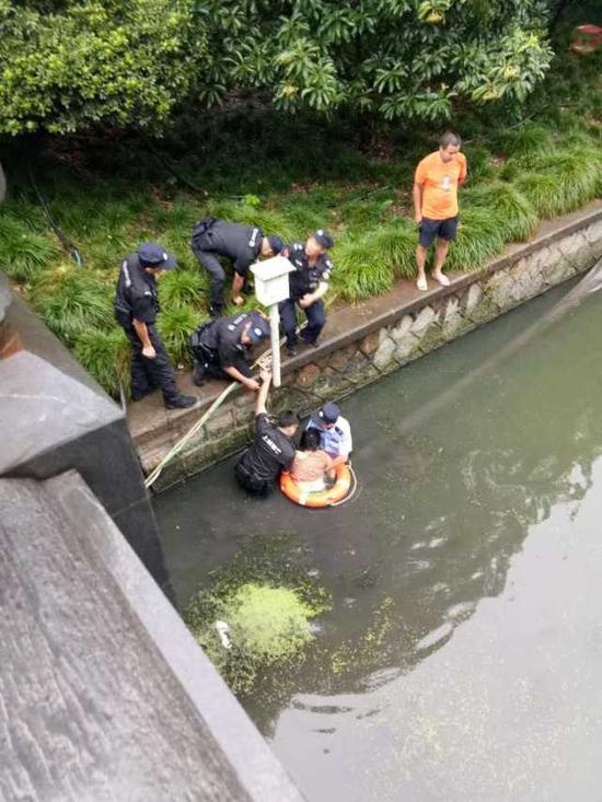 特警严金龙见状,赶紧冲过去,不顾一切跳下河去救人。汤新魁也紧追其后。