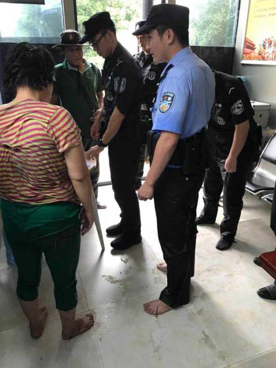 在派出所民警问女的,和男的什么关系?