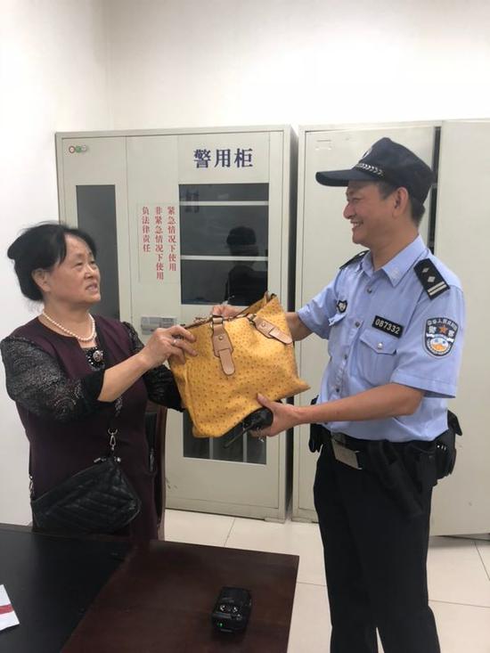 大妈从安徽带给杭州亲家的10万聘礼 丢在了火