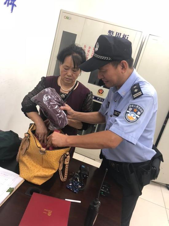 大妈从安徽带给杭州亲家的10万聘礼 丢在了火