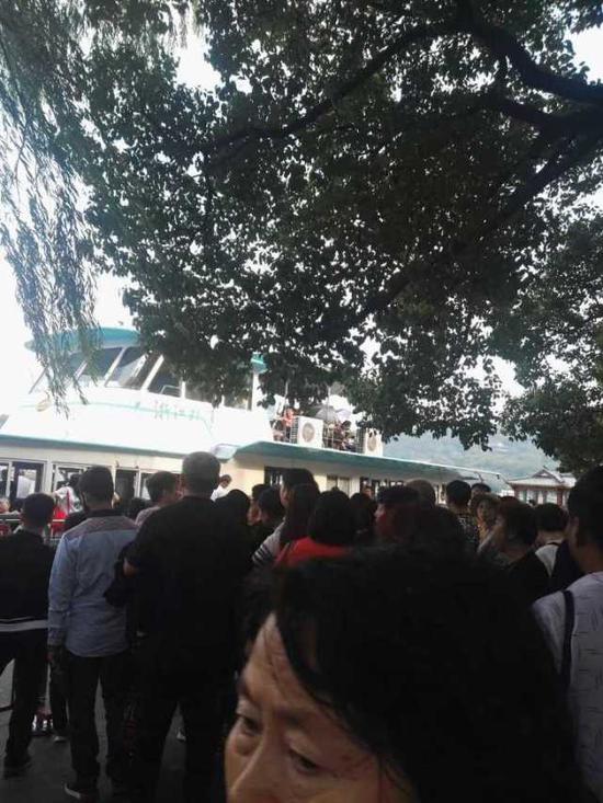 (上图:苏堤南口,外事游船码头,乌泱泱的人头。你知道为啥长假西湖没有画舫夜游吗?因为白天全体出动(没有可以换班的画舫),所有画舫都跑得太厉害,没电了,并且来不及充电。姣姣 摄)