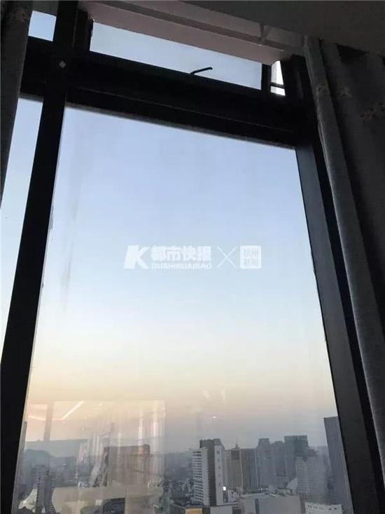 17:16,殡仪馆的车子来了。