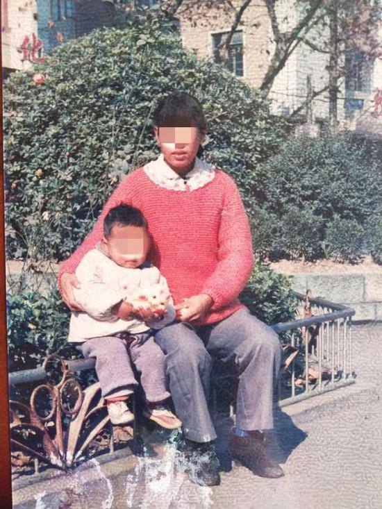 (图:李雪随身携带着她与儿子幼时的合影)